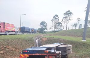 Kelindan maut, lori sampah terbalik di Tol Bukit Tagar