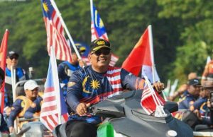Syarikat cetak baju mohon maaf, akui silap jumlah bucu bintang dipakai Sanusi