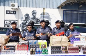 Arak, rokok sorok bawah lantai, dalam kenderaan bernilai RM700,000 dirampas