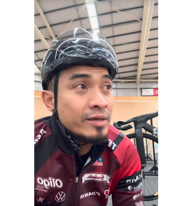 Datuk Azizulhasni Awang gagal menahan sebak menerusi video yang dimuat turunnya di media sosial.