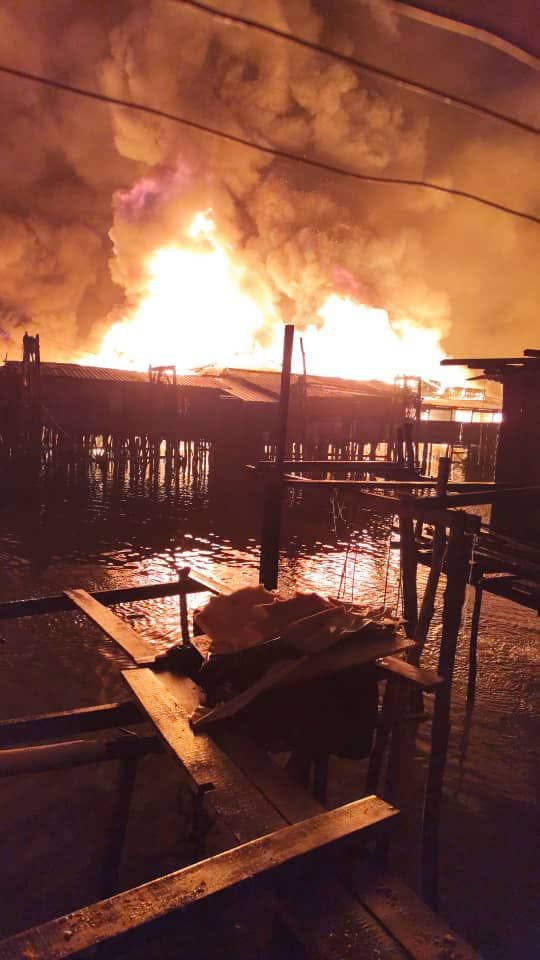 Dua ditemukan rentung manakala seorang lagi masih hilang dalam kebakaran membabitkan kira-kira 200 rumah atas air di tiga kampung di Kampung Numbak, di sini, awal pagi tadi.