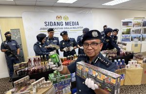 Kastam P.Pinang rampas rokok, arak bernilai RM2.52 juta