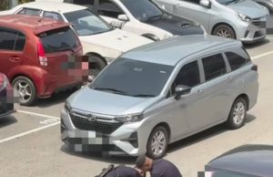 Tular dua polis bergelut, tangkap warga emas depan kedai serbaneka