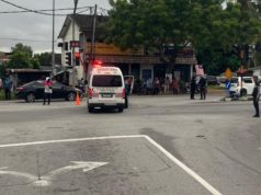 Pelajar kolej maut motosikal ‘melekat’ rempuh ambulans