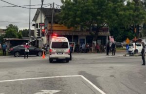 Pelajar kolej maut motosikal ‘melekat’ rempuh ambulans