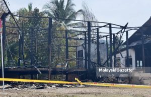 Anak sulung nampak ibu peluk adik di penjuru bilik