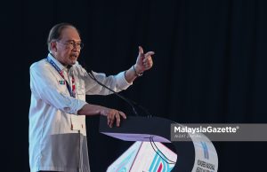 Keluar kerajaan? Tunggu habis persidangan DAP dahulu – Anwar
