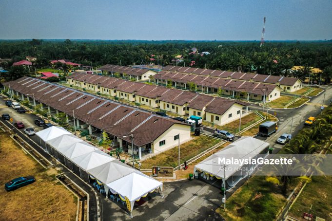 MAJLIS PENYERAHAN KUNCI RUMAH PERAKKU Kawasan Perumahan Taman Perakku Batu 14, Lekir. Foto ANIQ NABILAFIQ ANUAR, 24 JULAI 2025.