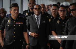 Saravanan tiba di mahkamah, penyokong laung `Hidup Datuk Seri’
