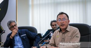 Pengarah Jabatan Mineral dan Geosains (JMG) Perak, Nizarulikram Abdul Rahim ketika sesi penerangan punca Sungai Perak bertukar biru di Bangunan Perak Darul Ridzuan. Foto ANIQ NABILAFIQ ANUAR, 29 OGOS 2026.