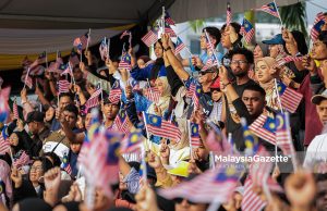 Orang ramai mengibarkan Jalur Gemilang pada Sambutan Hari Kebangsaan Ke-69 Peringkat Negeri Perak bertemakan “Malaysia MADANI: Kesejahteraan Dinikmati” di pekarangan Dewan Bandaran Ipoh, pada Isnin. Foto ANIQ NABILAFIQ ANUAR, 30 OGOS 2026.