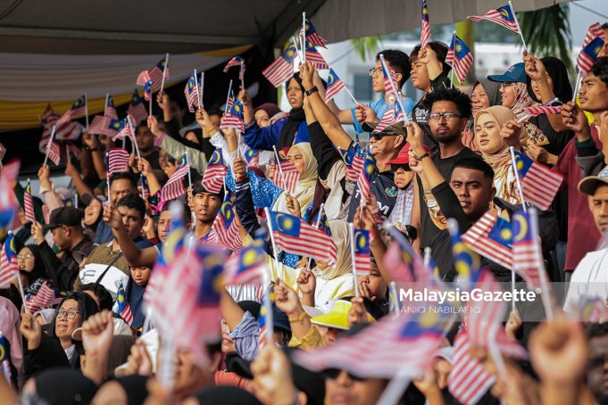 Orang ramai mengibarkan Jalur Gemilang pada Sambutan Hari Kebangsaan Ke-69 Peringkat Negeri Perak bertemakan “Malaysia MADANI: Kesejahteraan Dinikmati” di pekarangan Dewan Bandaran Ipoh, pada Isnin. Foto ANIQ NABILAFIQ ANUAR, 30 OGOS 2026.