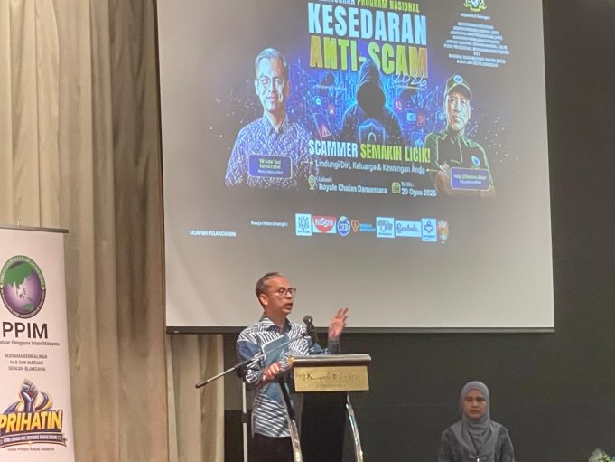 Menteri Komunikasi, Datuk Seri Fahmi Fadzil.