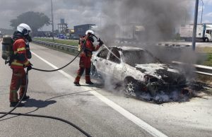 Kereta Nissan musnah terbakar berhampiran R&R Rawang