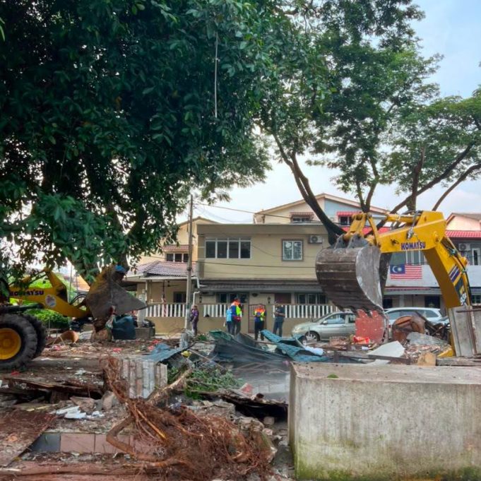 Perobohan struktur tanpa kebenaran di Setiawangsa.