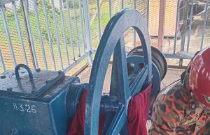 Wanita maut, tudung terbelit di roll gate kunci air