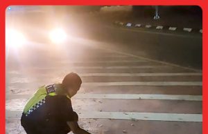 Anggota Polis Kutip Paku “Bertaburan” Atas Jalan #MGFlash