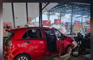 Wanita maut terkena tiang besi selepas kereta rempuh medan selera