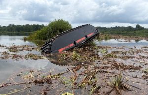 Pemandu lemas selepas jengkaut terbalik dalam Tasik Bera