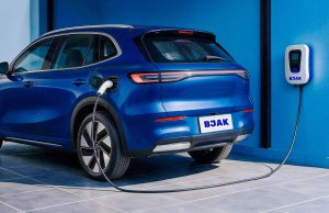 Insurans kereta EV di Malaysia perlu dinilai bersama kos pemilikan kenderaan elektrik. Ketahui perkara penting tentang perlindungan bateri, pengecas rumah dan liabiliti pihak ketiga serta bandingkan pilihan insurans melalui BJAK.