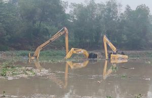 9 pekerja terperangkap banjir, 2 berlindung atas jengkaut