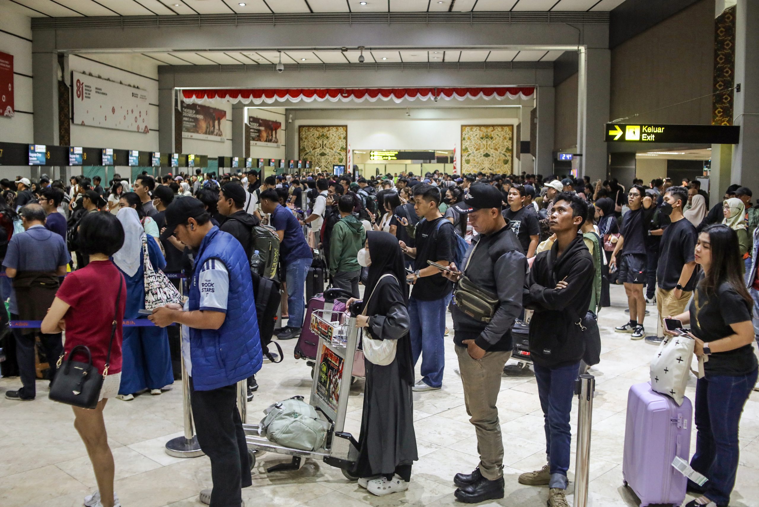 Jakarta Airport Extends Closure After Volcano Eruption jakarta-airport-extends-closure-after-volcano-eruption