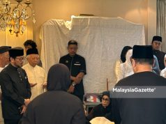 Bacaan Yasin, tahlil sebelum jenazah Dr Siti Hasmah dikebumikan