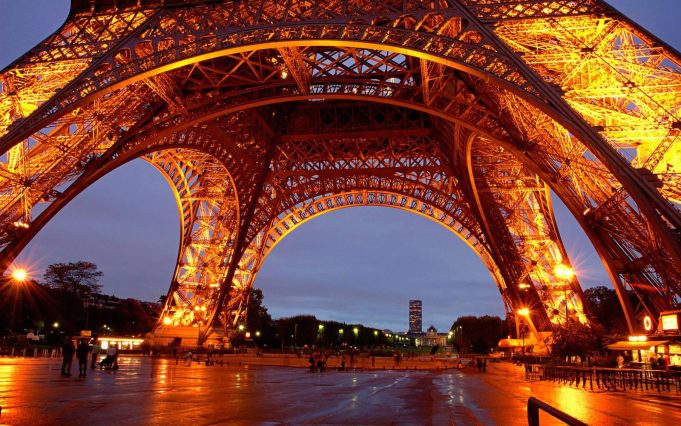 Eiffel tower - Facebook