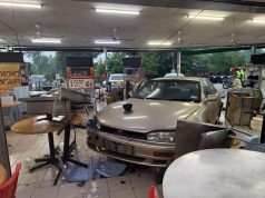 Warga emas salah tekan pedal minyak, rempuh dua kereta, satu kedai makan