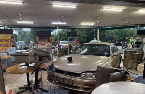 Warga emas salah tekan pedal minyak, rempuh dua kereta, satu kedai makan