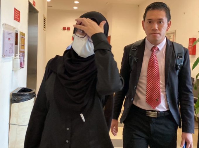 Ketua Penolong Pengarah (Bicarawara), Seksyen Ehwal Semasa sebuah stesen televisyen dijatuhi hukuman penjara enam bulan dan denda RM10,000 di Mahkamah Sesyen hari ini atas tuduhan rasuah.