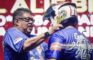 Rauf Sarung Helmet Kepada Geng P-Hailing Melaka