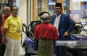Kira-kira 200 penyokong tunggu kepulangan Tuanku Muhriz di KLIA