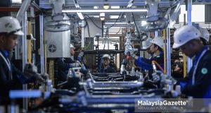 Pekerja melakukan fasiliti pemasangan komponen casis Proton Saga di kilang Peps Sanly JV Sdn Bhd, Proton City, Tanjung Malim. Foto ABDULLAH YUSOF, 18 OGOS 2026
