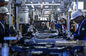 Pekerja melakukan fasiliti pemasangan komponen casis Proton Saga di kilang Peps Sanly JV Sdn Bhd, Proton City, Tanjung Malim. Foto ABDULLAH YUSOF, 18 OGOS 2026