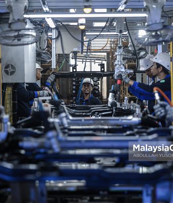 Pekerja melakukan fasiliti pemasangan komponen casis Proton Saga di kilang Peps Sanly JV Sdn Bhd, Proton City, Tanjung Malim. Foto ABDULLAH YUSOF, 18 OGOS 2026
