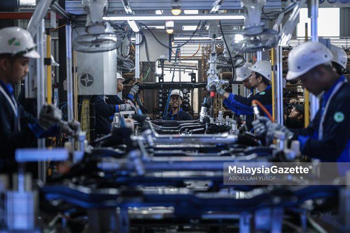 Pekerja melakukan fasiliti pemasangan komponen casis Proton Saga di kilang Peps Sanly JV Sdn Bhd, Proton City, Tanjung Malim. Foto ABDULLAH YUSOF, 18 OGOS 2026
