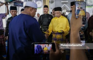 Tuanku Muhriz Solat Jumaat di Masjid Jamek Pekan Bahau