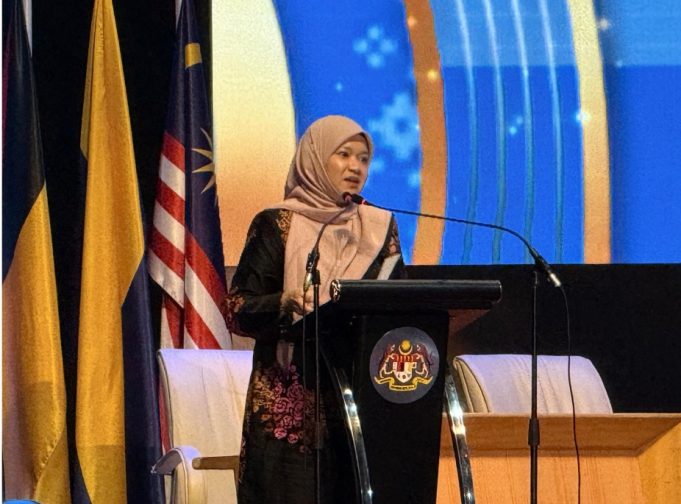 Menteri Pendidikan Datuk Seri Fadhlina Sidek ketika hadir Pertandingan Bahas Piala Perdana Menteri ke-51 Tahun 2026 di Dewan Tun Canselor, Universiti Multimedia, hari ini.
