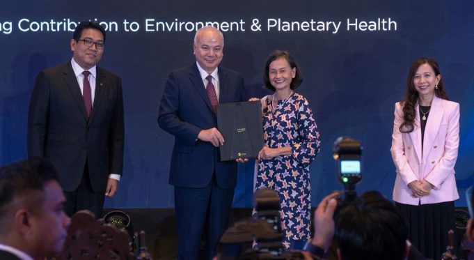 Prof. Dr. Chan Eng Heng menerima anugerah Merdeka Award yang disampaikan oleh KDYMM Sultan Perak
