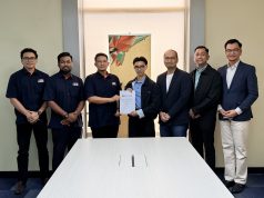 Said Harull Nizam (tiga dari kiri) dan Johnathan JS (empat dari kanan) menunjukkan dokumen usaha sama yang dimeterai.