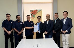 MARA Excellent Ventures teroka AI padan latihan dengan keperluan tenaga kerja Said Harull Nizam (tiga dari kiri) dan Johnathan JS (empat dari kanan) menunjukkan dokumen usaha sama yang dimeterai.