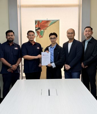 Said Harull Nizam (tiga dari kiri) dan Johnathan JS (empat dari kanan) menunjukkan dokumen usaha sama yang dimeterai.