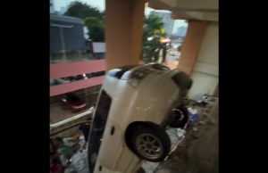 Kereta langgar tembok parkir akibat kecuaian pemandu