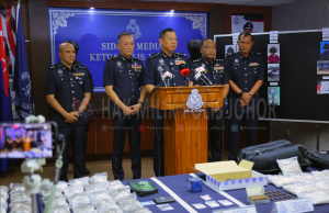 Polis Johor tumpas dua sindiket, rampas dadah dan pistol