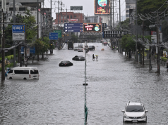 Kesemua 50 daerah Bangkok diisytihar zon bencana susulan banjir semakin buruk