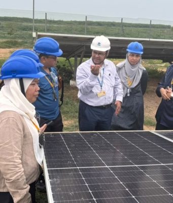 Penyelidik Universiti Malaya melawat loji tenaga solar TATA Chemicals di Mithapur, Gujarat