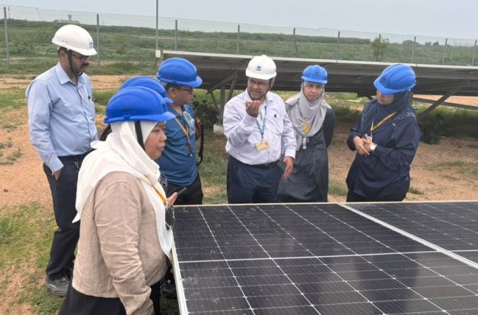 TATA Chemicals Ltd. Solar Power Plantvisit(1) Penyelidik Universiti Malaya melawat loji tenaga solar TATA Chemicals di Mithapur, Gujarat