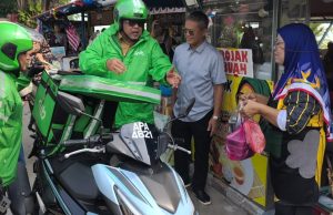 Penduduk terkejut ‘abang rider’ rupanya Ketua Menteri Melaka