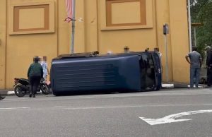 Tiga cedera, van bawa jururawat pelatih terbalik selepas bertembung kereta